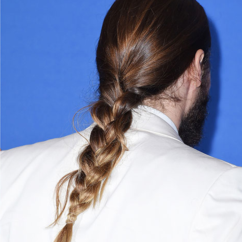 Cabelo preso masculino com trança