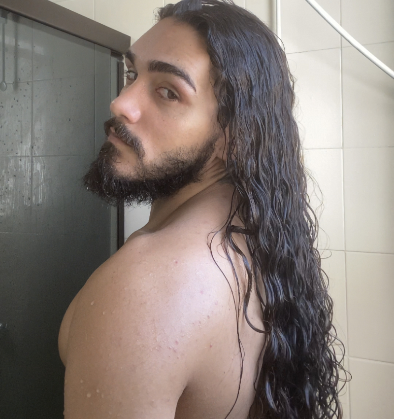 homem com cabelo molhado