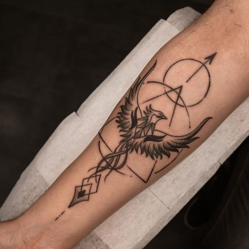 tatuagem de fênix masculina no braço