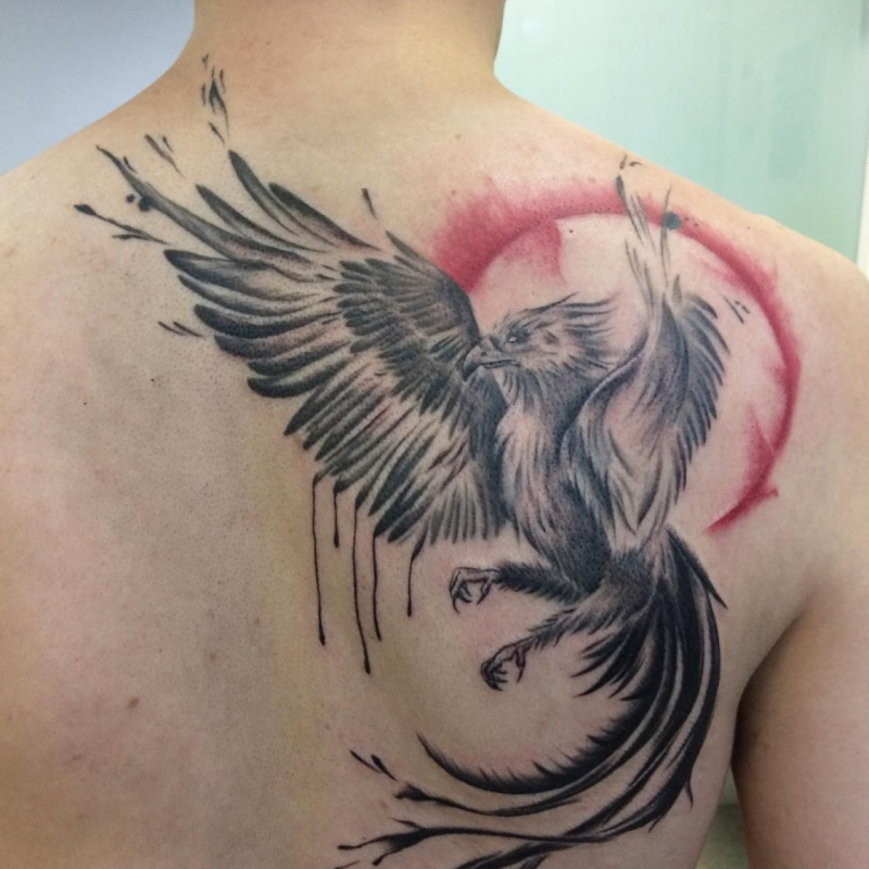 tatuagem de fênix masculina nas costas