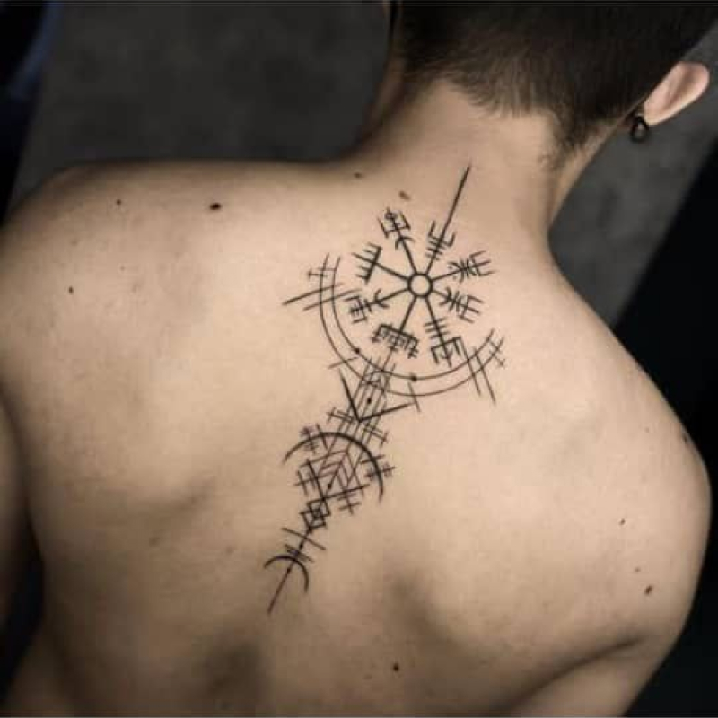 tatuagem masculina nas costas 