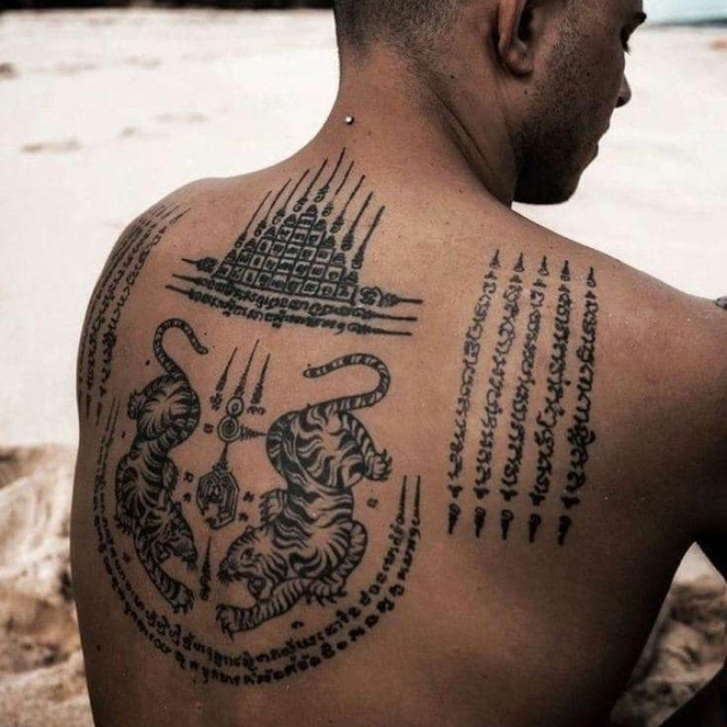 tatuagem masculina nas costas 