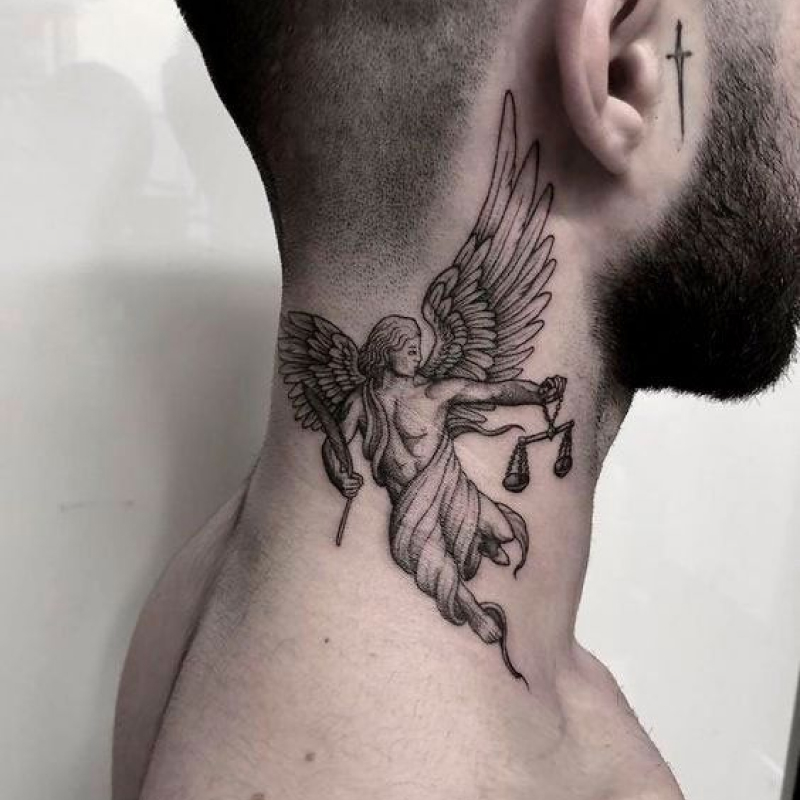 tatuagem masculina no pescoço 