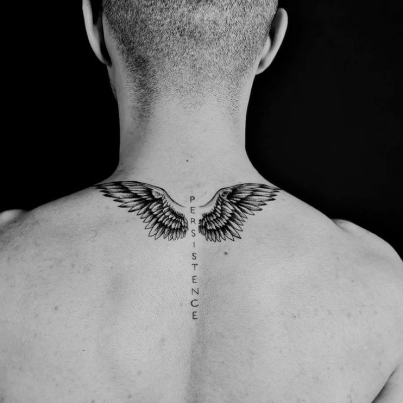 tatuagem masculina no pescoço 