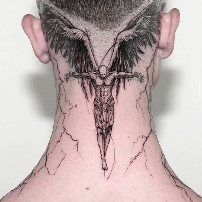 tatuagem masculina na nuca