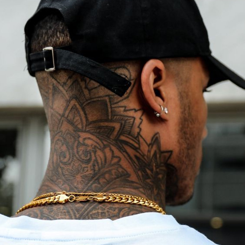 tatuagem masculina na nuca