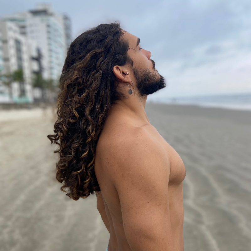 Lucas Martins cabelo grande masculino