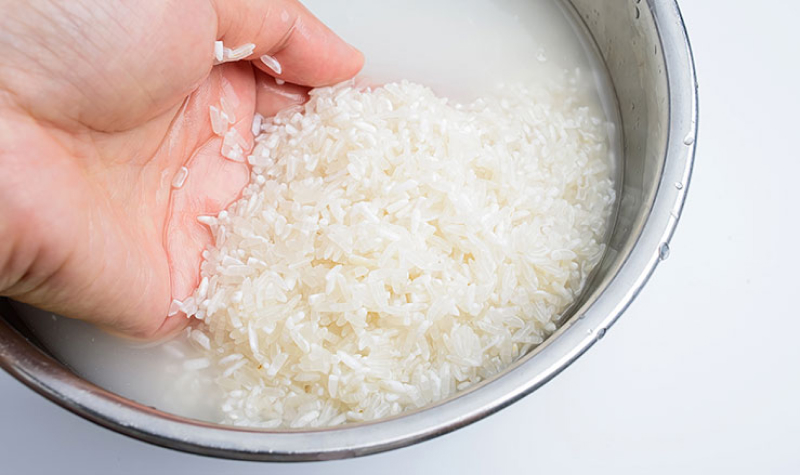 como usar a água de arroz no cabelo?